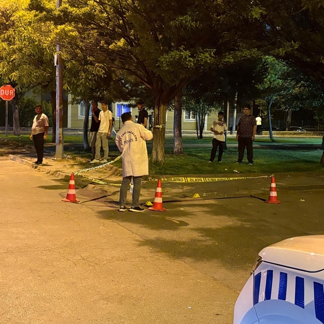 'Kız meselesinde' kan aktı: 2 yaralı
Kayseri'de parkta çıkan bıçaklı kavgad...