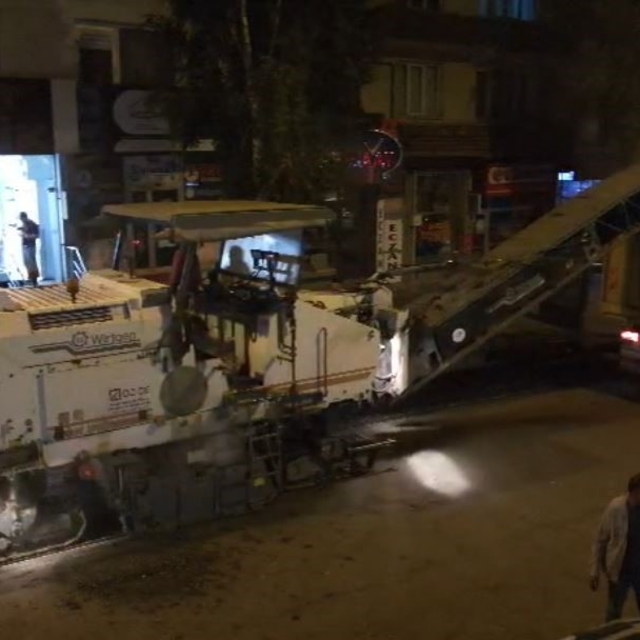 Belediye ekipleri yeni asfalt için eski asfaltı söküyor