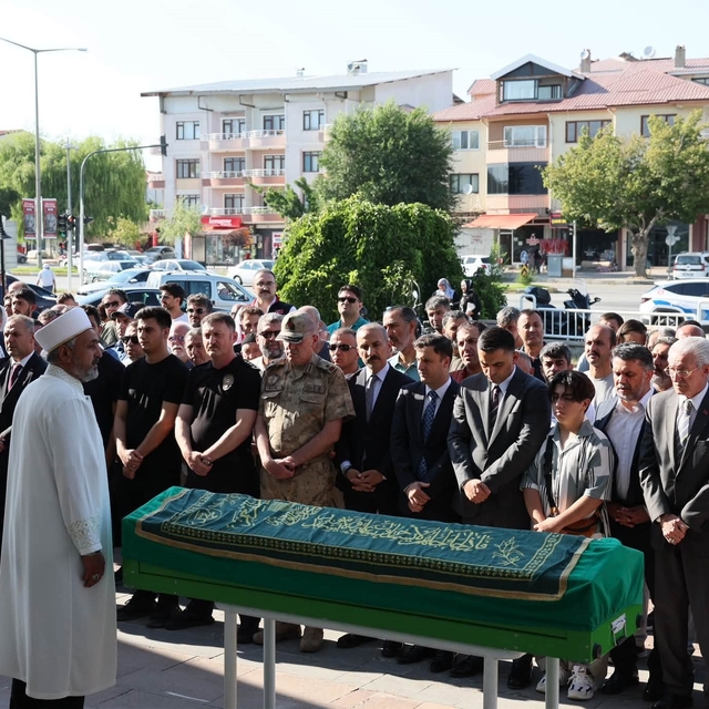 Şehit babası Mehmet Zengin son yolculuğuna uğurlandı