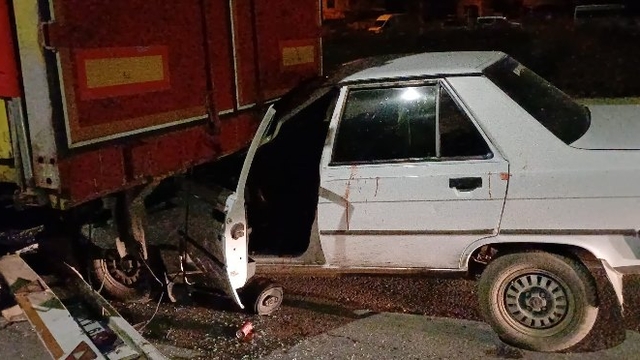 Otomobil, park halindeki TIR'a çarptı; alkollü sürücü yaralandı