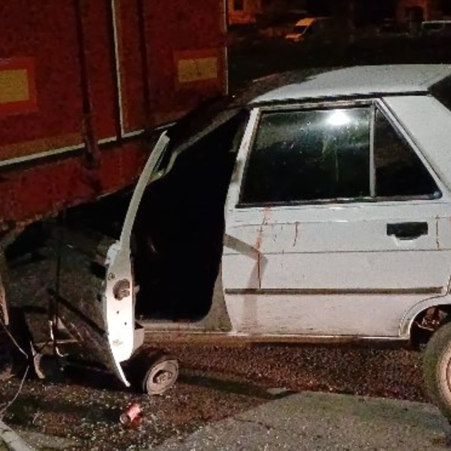 Otomobil, park halindeki TIR'a çarptı; alkollü sürücü yaralandı