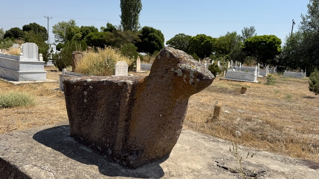 Iğdır'daki Koçbaşı Mezarlığı tarihe ışık tutuyor
Koçbaşı mezar taşı, genellikle kahramanlığı, yiğitliği, cömertliği ve ölen kişinin toplumsal statüsünü simgelemek amacıyla Akkoyunlu, Karakoyunlu ve diğer Türk boyları tarafından dikilmiş