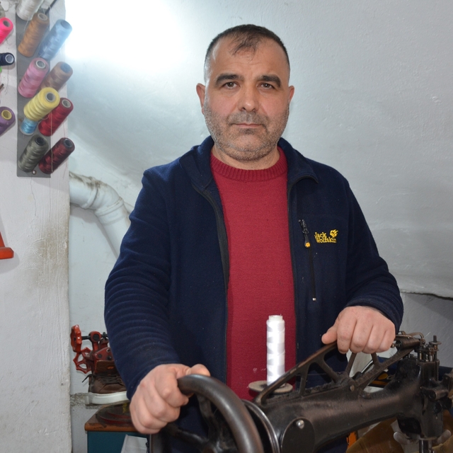 Babasından miras kalan mesleği 26 yıldır sürdürüyor
Ayakkabı tamircisi Feyz...