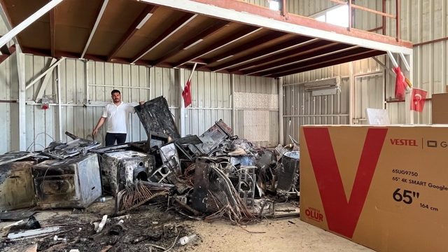 Yetkili servisin önündeki beyaz eşyalar ardı ardında patlayarak alevlere teslim oldu
Korku dolu anlar kameraya yansıdı