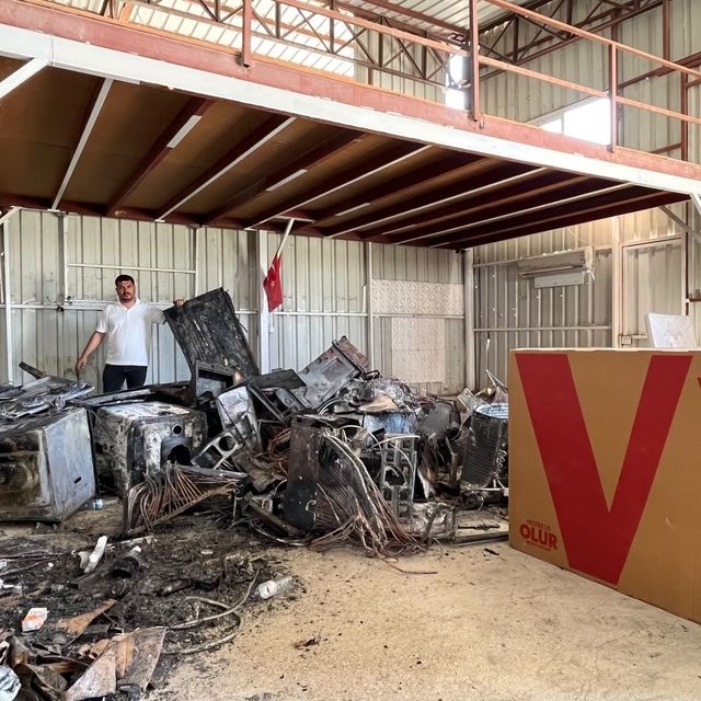 Yetkili servisin önündeki beyaz eşyalar ardı ardında patlayarak alevlere te...