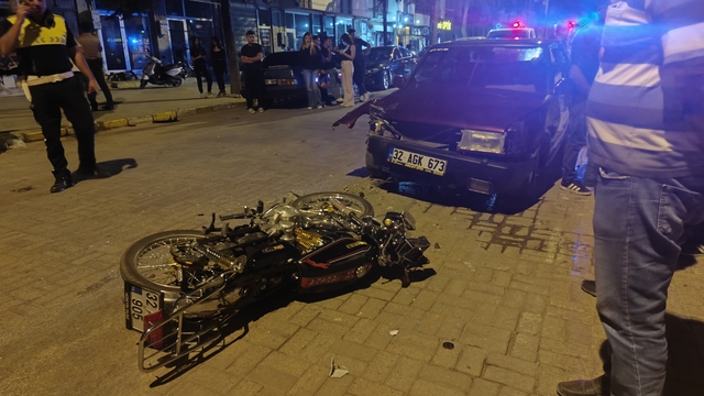 Faytonu sollayan otomobil motosikletle çarpıştı: 16 yaşındaki sürücünün durumu ağır