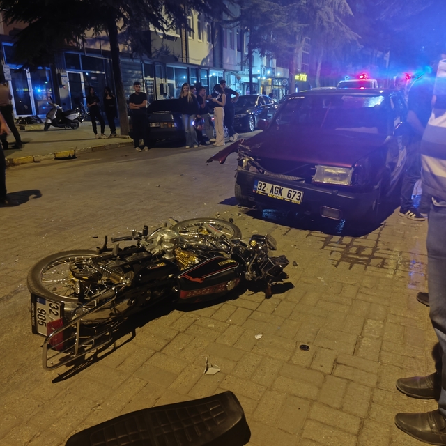 Faytonu sollayan otomobil motosikletle çarpıştı: 16 yaşındaki sürücünün dur...