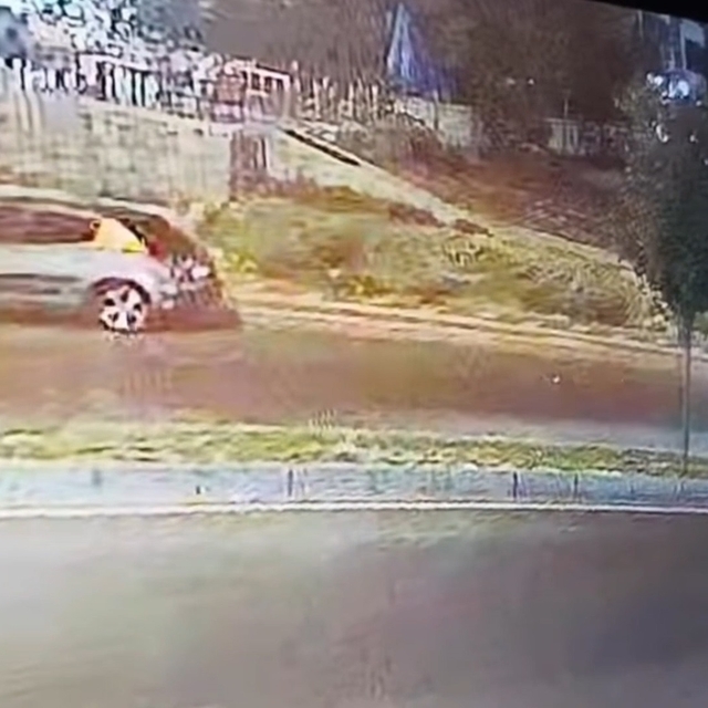 Ters yönde ilerlerken motosiklet devrildi, sürücü otomobilin altında kalmak...