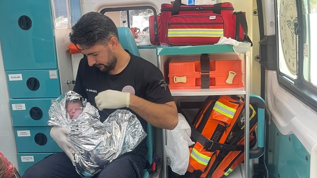 Şanlıurfa'da 112 ekiplerinden araç içerisinde başarılı doğum müdahalesi