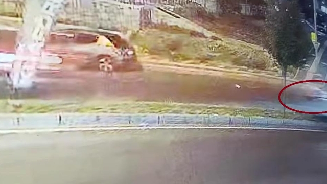 Ters yönde giden motosikletin otomobil ile çarpışması kamerada