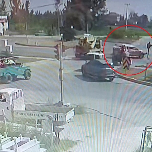Kırmızı ışık ihlali ile gelen kaza ucuz atlatıldı