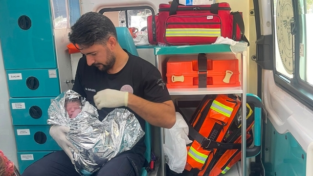 7'nci çocuğunu ambulansta dünyaya getirdi