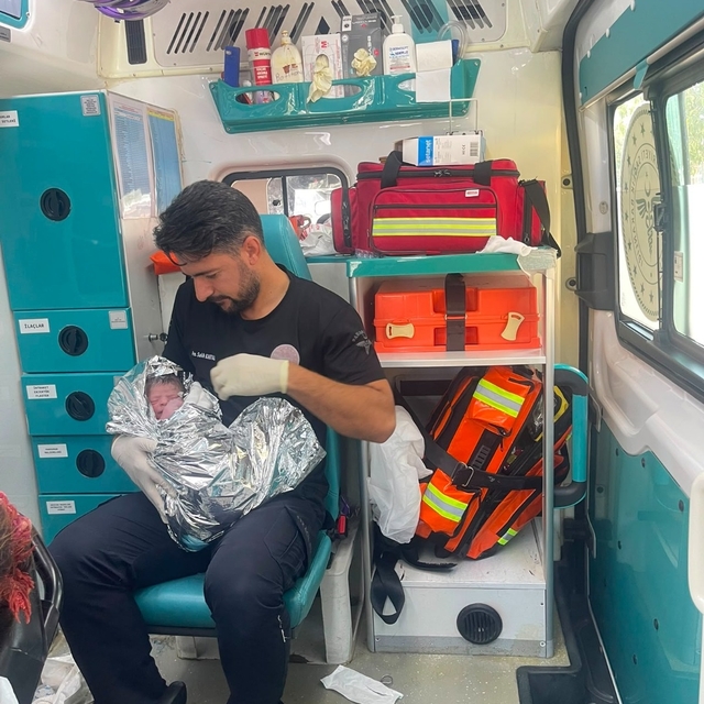 7'nci çocuğunu ambulansta dünyaya getirdi