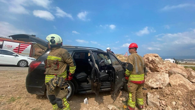 İskenderun'da kayalıklara çarpan otomobilin sürücüsü yaralandı