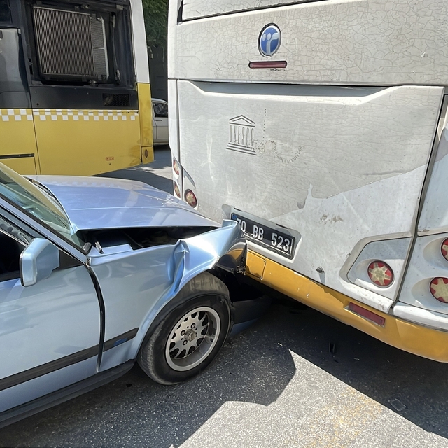 Karaman'da otomobil halk otobüsüne çarptı: 1 yaralı