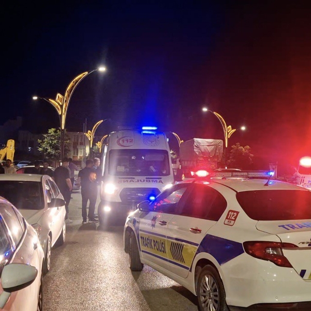 Çorum'da otomobil ile motosiklet çarpıştı: 1'i ağır 2 yaralı