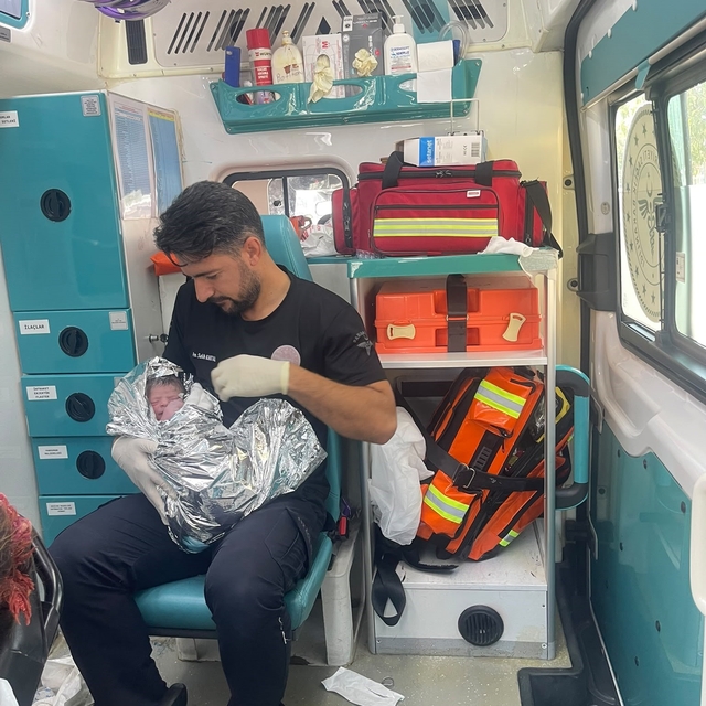 Şanlıurfa'da 112 ekiplerinden araç içerisinde başarılı doğum müdahalesi