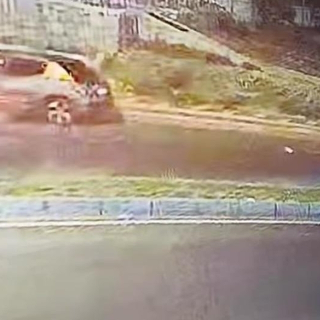 Ters yönde giden motosikletin otomobil ile çarpışması kamerada
