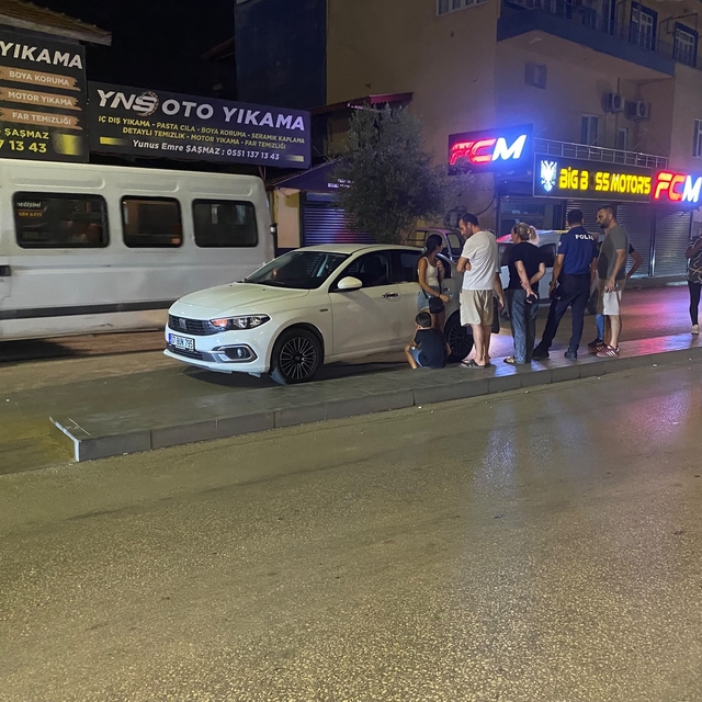 İşyeri bahçesinde mangal yakan ailenin aniden yola fırlayan 2 yaşındaki çoc...