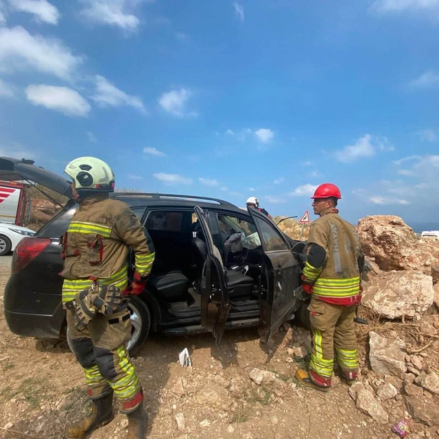 İskenderun'da kayalıklara çarpan otomobilin sürücüsü yaralandı