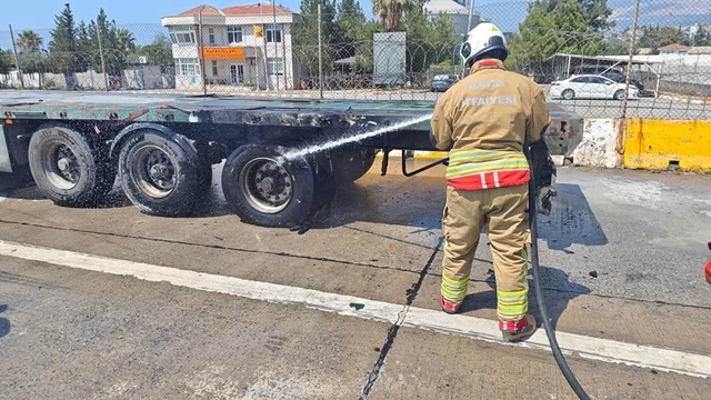 İskenderun'da tırın lastiğinden alevler yükseldi