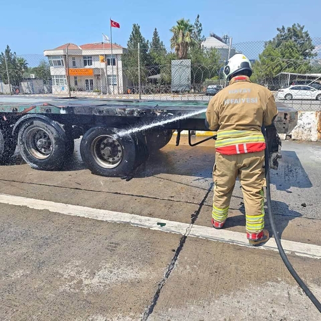 İskenderun'da tırın lastiğinden alevler yükseldi