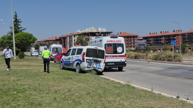Kaza yerindeki polis aracına otomobilin çarptı: 1'i polis 1'i bekçi toplam 6 yaralı