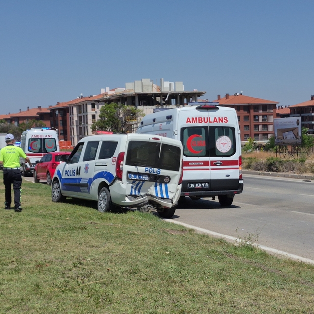 Kaza yerindeki polis aracına otomobilin çarptı: 1'i polis 1'i bekçi toplam...