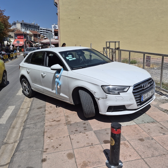 Ehliyetsiz sürücü, yaya geçidindeki kadına çarptı
Otomobilin çarpması sonuc...