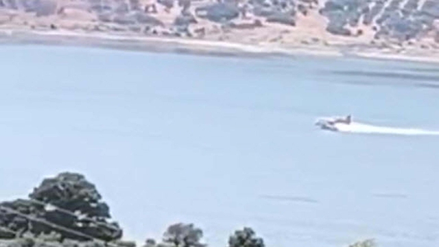 Göletten su alıp, tekrar havalanamayan yangın söndürme uçağının iniş anı kamerada