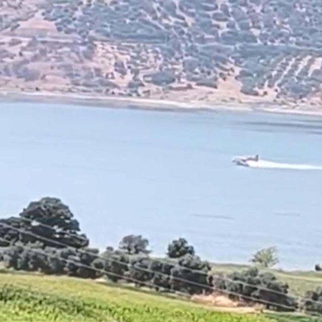 Göletten su alıp, tekrar havalanamayan yangın söndürme uçağının iniş anı ka...