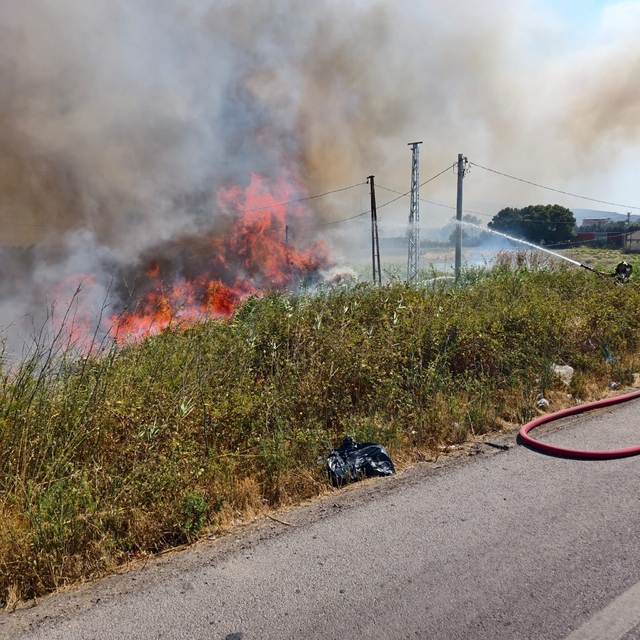 Burhaniye'de ot yangını trafiği etkiledi