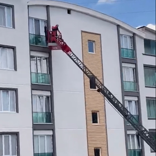 Balkon korkuluğuna sıkışan güvercini itfaiyeciler kurtardı