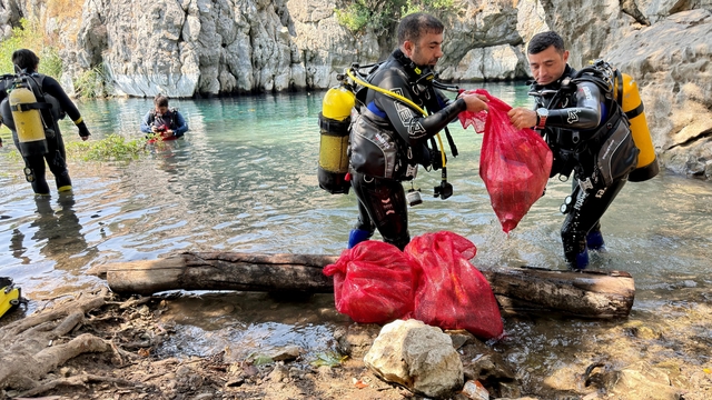 Antalya'nın içme suyu kaynağından pet bardak, alkol şişeleri, poşetler çıkartıldı
Kırkgöz su kaynaklarında ortak koruma seferberliği