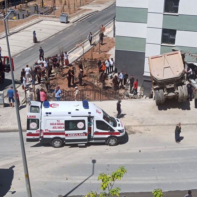 Kamyon eve girdi, sürücü yaralandı