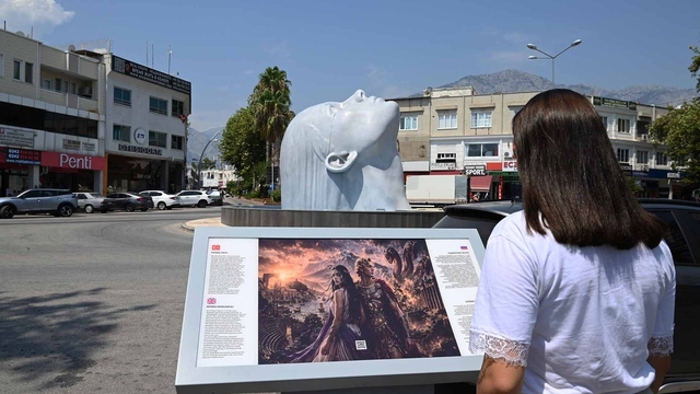 Kemer'in yeni simgesi: Henna Heykeli