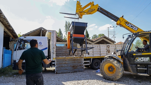 Büyükşehir'den üreticiye yem ezme makinesi desteği