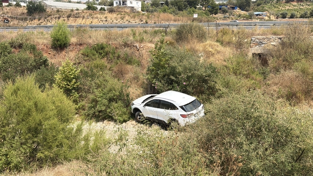 Antalya'da otomobil dereye uçtu: 1 yaralı