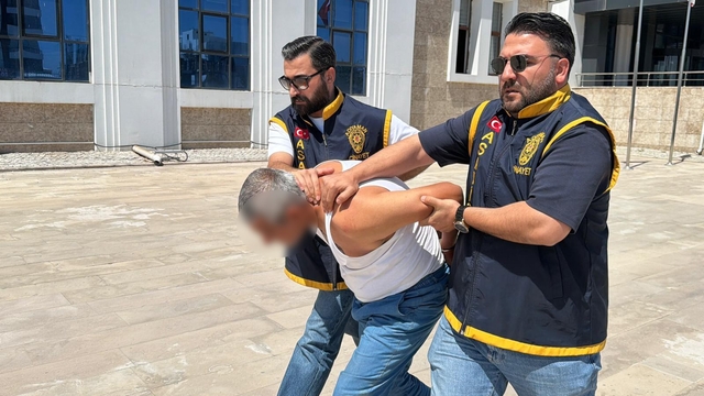 Cinayet zanlısı adliyeye sevk edildi
Komşusunu öldürüp 5 yaşındaki çocuğu yaralamıştı