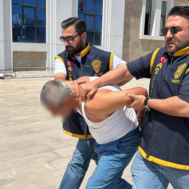 Cinayet zanlısı adliyeye sevk edildi
Komşusunu öldürüp 5 yaşındaki çocuğu y...
