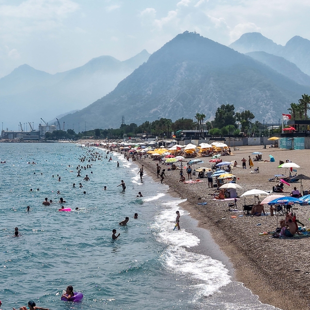 Antalya'da sıcak ve nem bunalttı