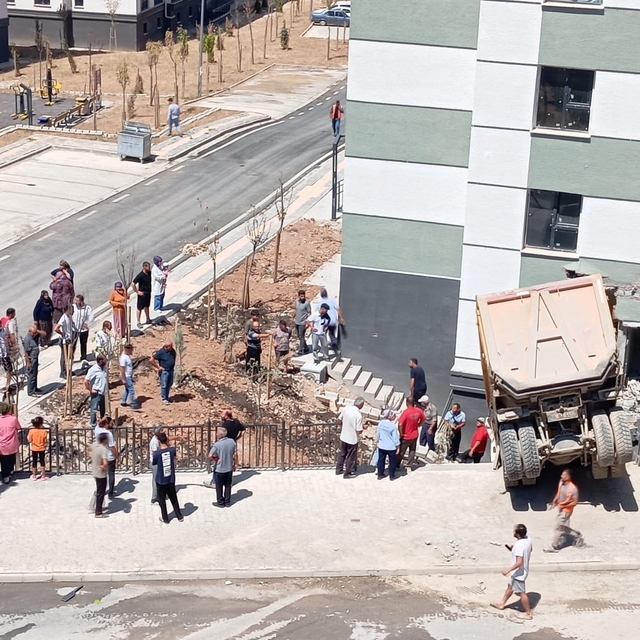 Kontrolden çıkan hafriyat kamyonu apartmanın bahçe duvarına çarptı: 1 yaral...