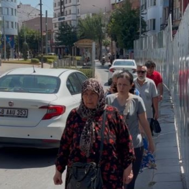 İnşaat paravanı kaldırımı kapattı, yayalar trafiğin ortasında kaldı