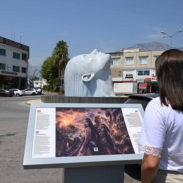 Kemer'in yeni simgesi: Henna Heykeli