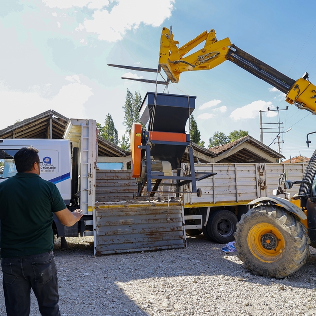 Büyükşehir'den üreticiye yem ezme makinesi desteği