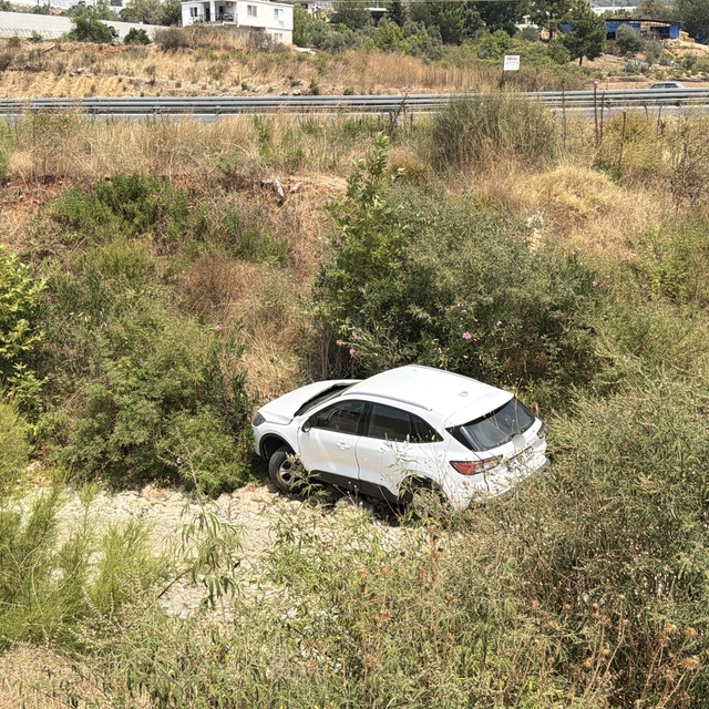Antalya'da otomobil dereye uçtu: 1 yaralı