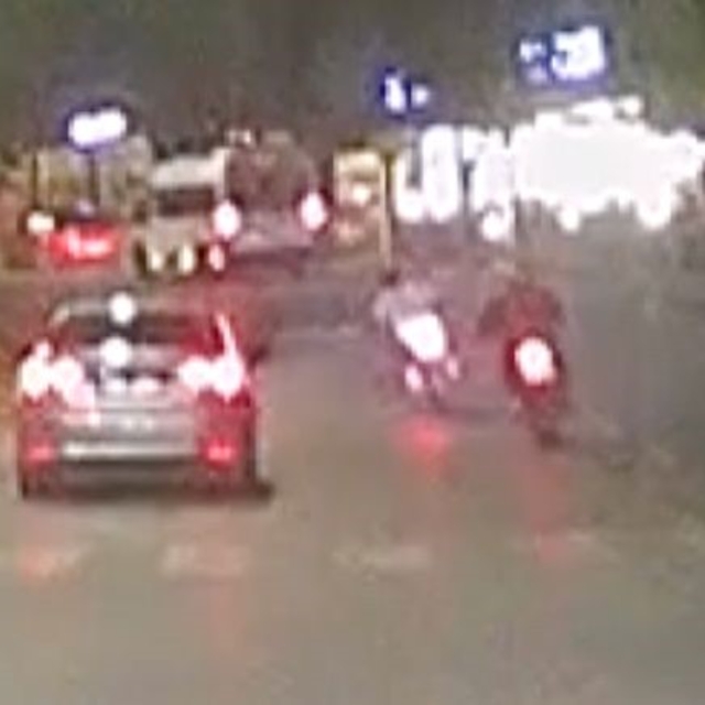 Otomobil ile 2 motosiklet yarış yaparak trafiği tehlikeye düşürdü