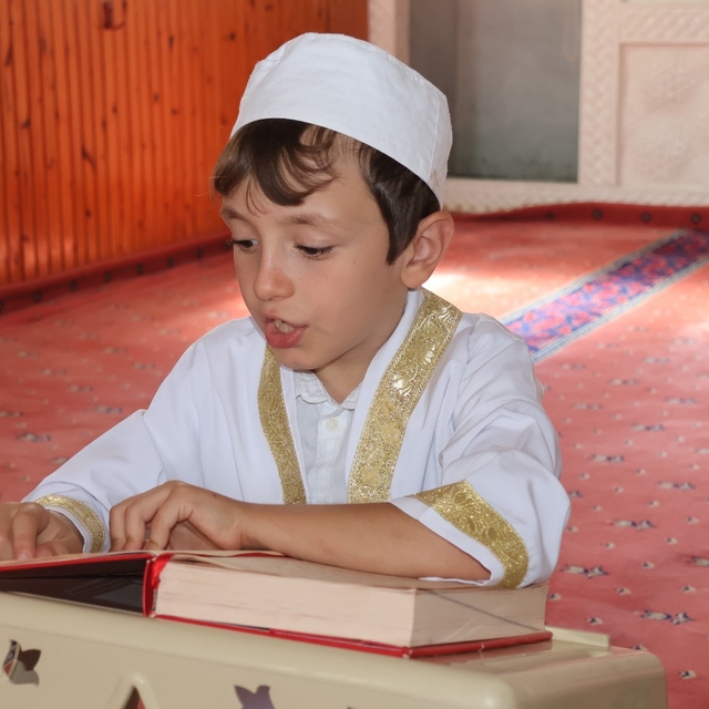9 yaşındaki otizmli Asilhan, Kur'an okumayı öğrendi
