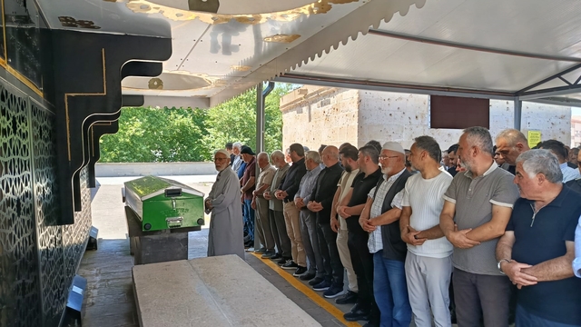 3 tekerlekli motosikletin dere yatağına devrildiği kazada ölen dede toprağa verildi