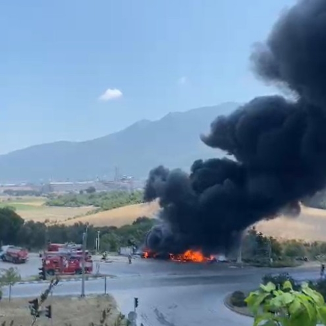 Lastikçide çıkan yangın, akaryakıt istasyonuna sıçramadan söndürüldü
